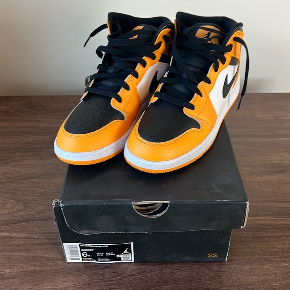 JORDAN RETRO 1 MID TAXI GS SIZE 6Y - Picture 1 of 3